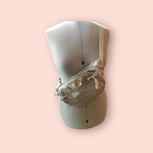 Athleta waist/ pack in cream white